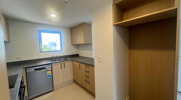 Spacious Two Bedroom Apartment - Photo 1