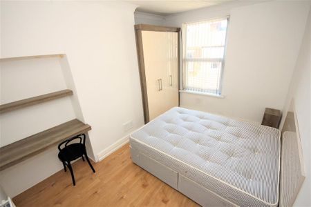 4 bedroom terraced house to rent - Photo 3