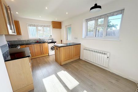 3 bedroom detached bungalow to rent - Photo 2