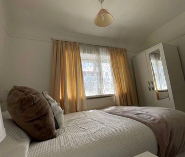 Newly Refurbished Double Room **Great Local Amenities** - Photo 1