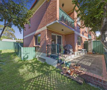 Stylish Two-Bedroom Townhouse with double lock up garage in heart o... - Photo 5