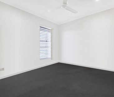 LARGE TOWNHOUSE 2 LIVING AREAS, VIEWS & GREAT SIZE BACK YARD - Photo 1