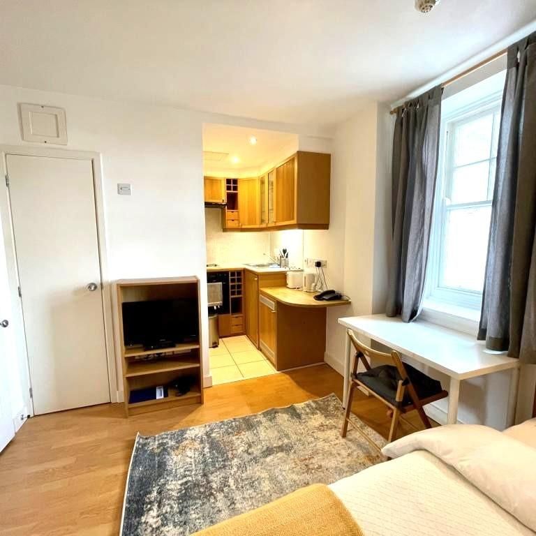 Studio to rent - Photo 1