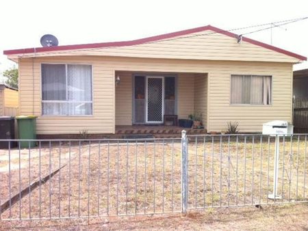 Cosy & Convenient 1-Bedroom Half House- Includes Water! - Photo 5
