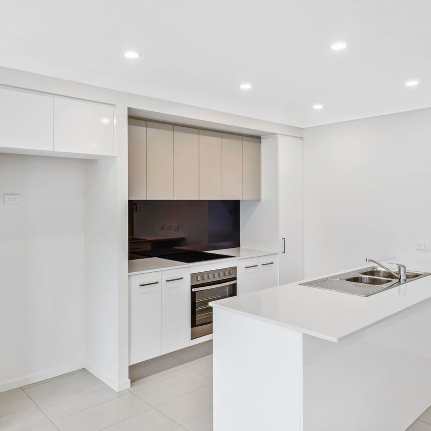 Boutique 3 Bedroom Townhouse - Break Lease - Photo 1