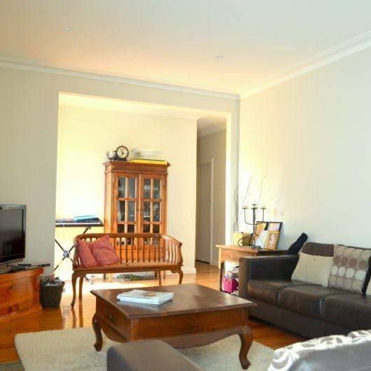 Great Location Walking Distance To CBD. - Photo 1