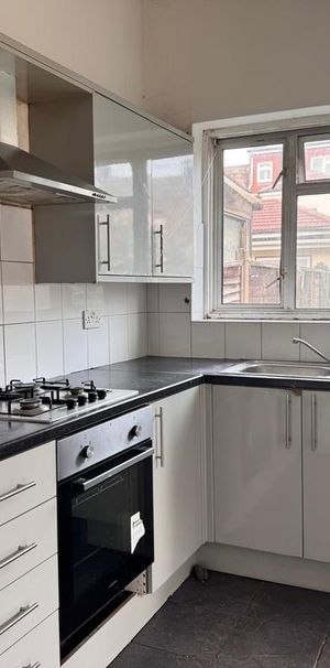 5 bedroom end of terrace house to rent - Photo 1