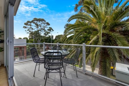 “Low maintenance living with Coburg Lake views.” - Photo 2