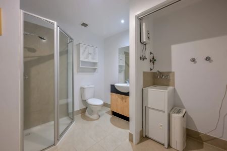 Stylish Two Bedroom Apartment in the Heart of Brunswick - Photo 5