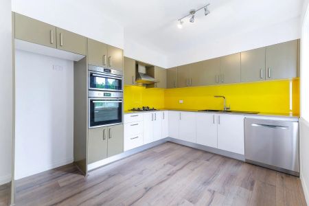 LOW MAINTENANCE GRANNY FLAT IN ULTRA CONVENIENT LOCATION - Photo 3