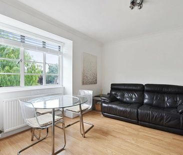 2 bedroom Flat to rent in Denison Close, Hampstead Garden Suburb, L... - Photo 2
