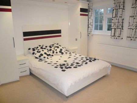 5 bedroom detached house to rent - Photo 3