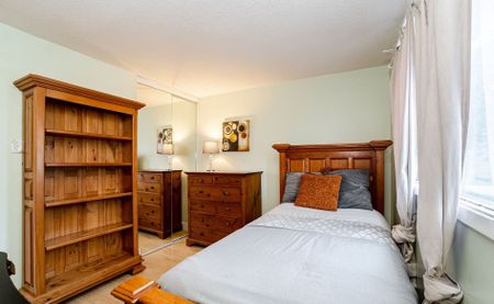 For Lease - 39 Courtleigh Square, Brampton, Ontario - Photo 2