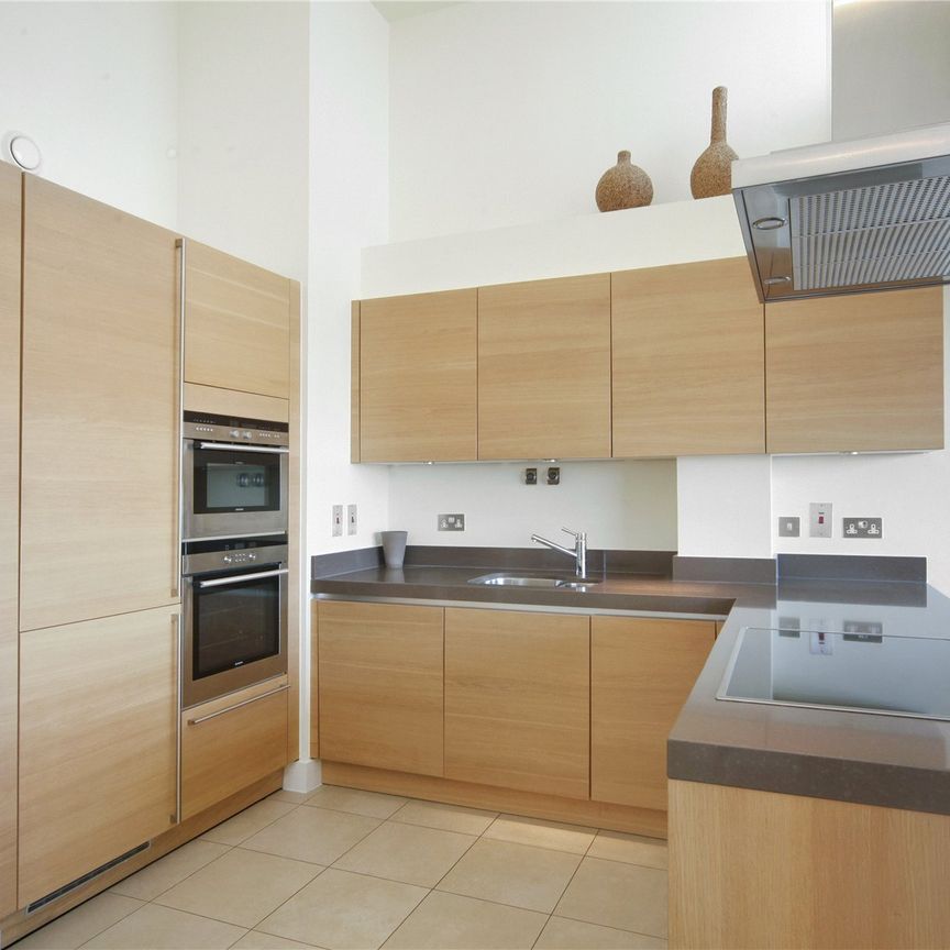 Bazalgette Court, Great West Road, London, W6 flat to rent - Photo 1