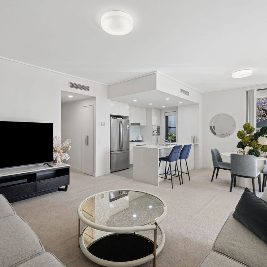 Shimmering waterviews from this spacious elevated apartment - Photo 1