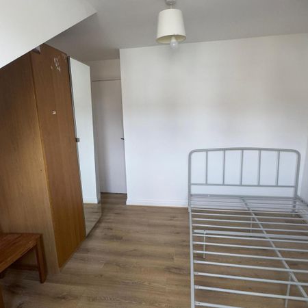 3 bedroom flat to rent - Photo 2