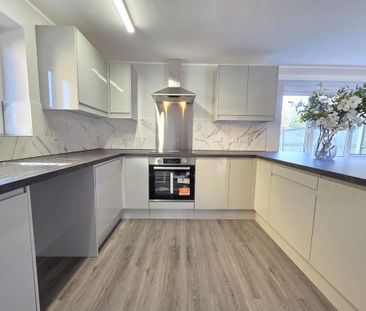 3 bedroom semi-detached house to rent - Photo 6