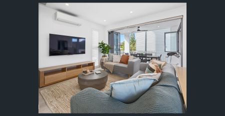 Modern 3 bedroom Townhouse - Walk to the beach! Fully furnished - Photo 2