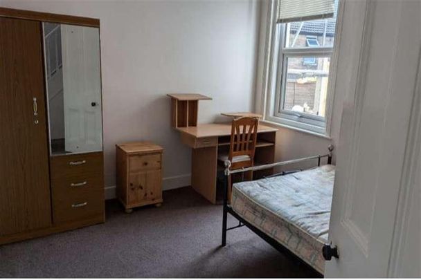 Bedroom Detached House In Charminster, BH8 - Photo 1