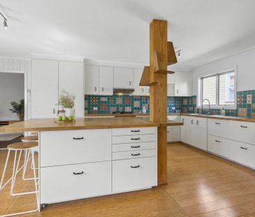 "Charming Family Home" - Photo 5