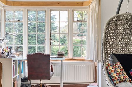 Tilford Road, Hindhead - 4 bedrooms Property for lettings - Seymours - Photo 2