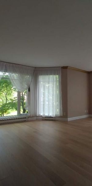 Beau condo 4 1/2 à louer avec stationnement intérieur - Photo 1