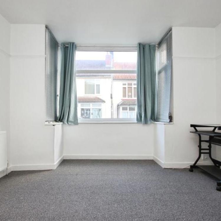 For the 2026/27 academic year! Recently redecorated four-bedroom terraced house, located close to excellent public transport links and local amenities. - Photo 1