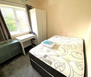 4 bedroom semi-detached house to rent - Photo 4