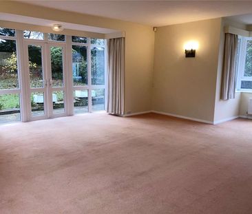 Magnificent detached 4 bedroom, 3 reception room family home offeri... - Photo 4