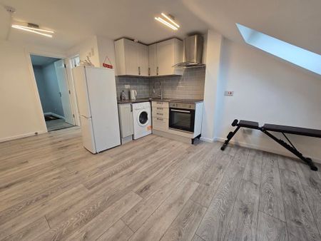 Top Floor Conversion 1 Bedroom Flat To Let West Hendon NW9 - Photo 5