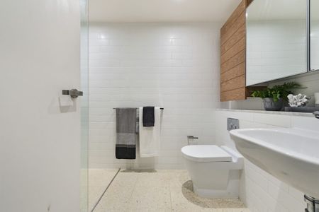 Seamless Living with Study & Elevated Views across Harbour & City Skyline - Photo 5