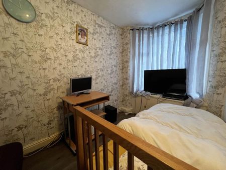 4 bedroom terraced house to rent - Photo 3