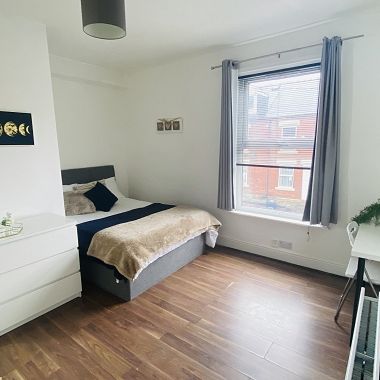 Fantastic 5 double Bedroom student house just off Ecclesall Road - Photo 1