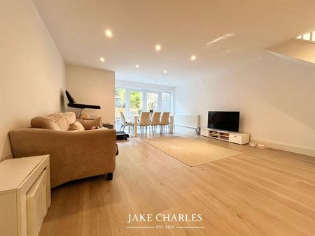 4 Bedroom Terraced House - Photo 5