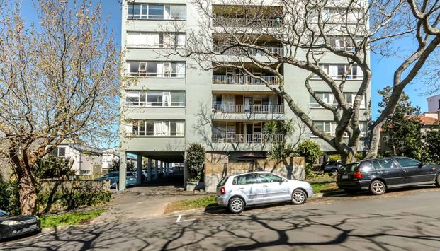 Bright, light, and cosy fourth floor apartment - Photo 1