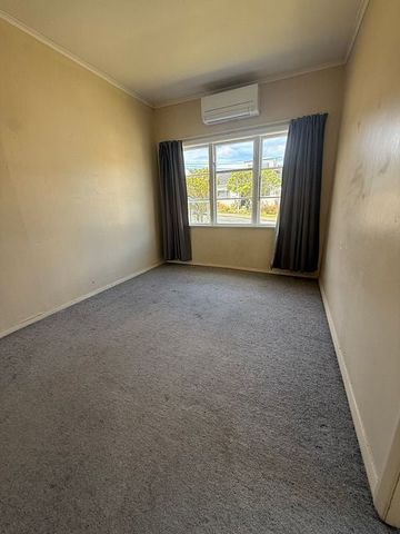 Sunny 2-Bedroom in city-end Karori - Photo 4