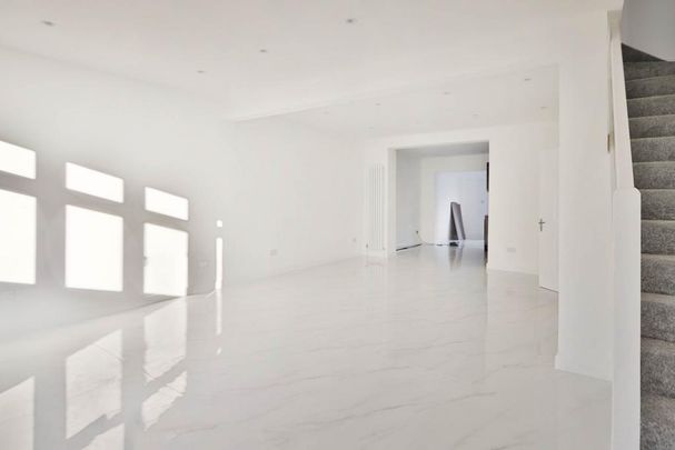 4 bedroom end of terrace house to rent - Photo 1