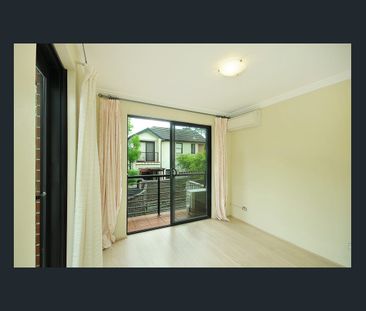 Convenient Townhouse - Photo 3