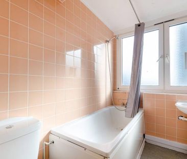 3 bedroom flat to rent - Photo 4