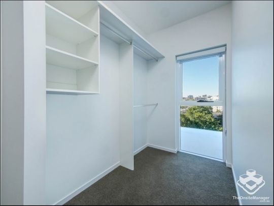 AROBR MILTON - RIVER VIEW 2 BEDROOM 2 BATHROOM FURNISHED APARTMENT PLUS A CAR PARK â JUST 2KM FROM THE CBD - Photo 1