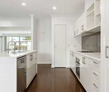 MODERN TWO-STOREY LIVING IN A GREAT MANDURAH LOCATION - Photo 6