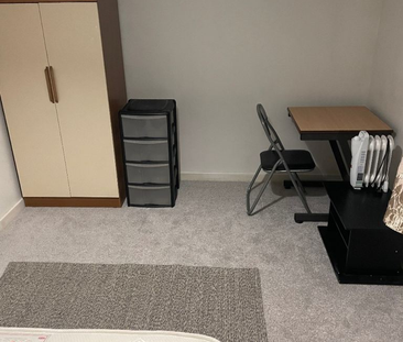 1 bedroom in a flat share to rent - Photo 3