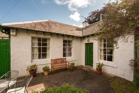 FLAT 2, 7 Gatehouse Cottage - Photo 2