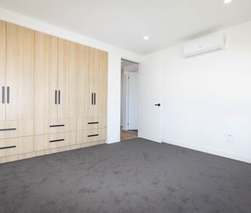 Service lane entry, offset on bell street! - Photo 4