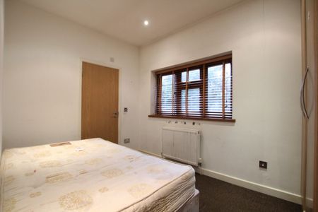 Green Lane, Ilford, Essex IG3 - Photo 4