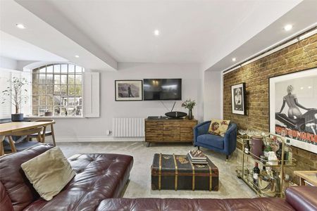 A wonderfully appointed, two bedroom apartment situated on the fourth floor of this charming warehouse conversion located in the heart of West Wapping. - Photo 4