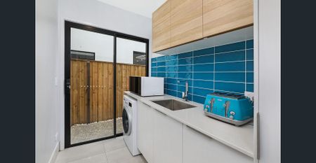 Peaceful lakeside retreat for single professional -walk to Bokarina Beach - Photo 5