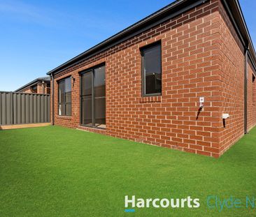 Spacious 3 Bedroom in Evergreen with TWO Living Spaces! - Photo 4