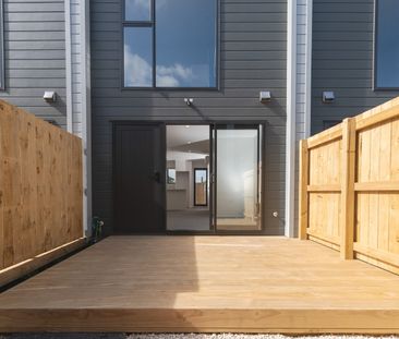 Brand swanky new two bedroomed townhouse - Photo 3