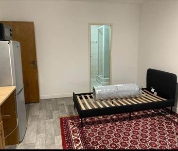 Studio Flat, Wesley Avenue, NW10 - Photo 2